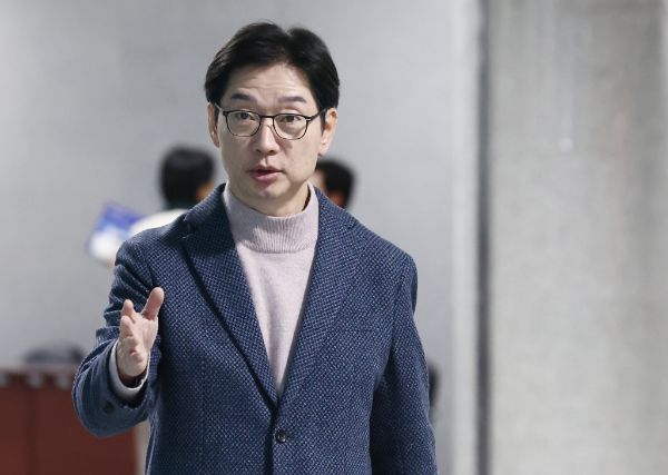 김경수 전 경남지사가 이재명 대표의 '민주당은 중도 보수' 발언을 지적했다. 사진은 김경수 전 경남도지사가 국회 의원회관에서 열린 토론회에 참석한 모습. /사진=뉴스1