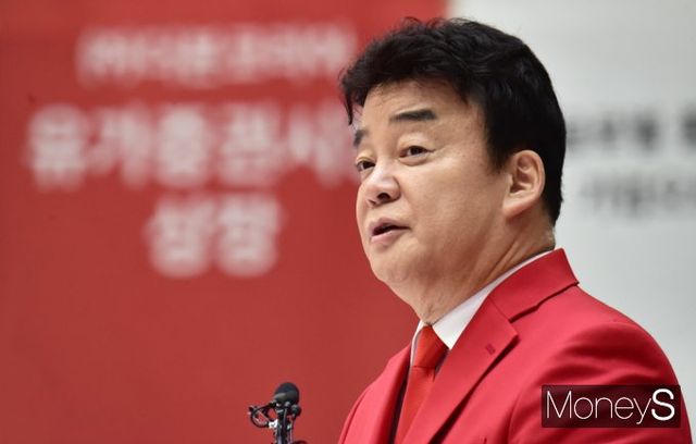 백종원 더본코리아 대표가 고압 가스통 바로 옆에서 기름 요리를 하는 영상을 올렸다가 액화석유가스(LPG)법 위반으로 과태료 처분을 받게 됏다. 사진은 서울 여의도동 KRX한국거래소 서울사무소에서 진행된 더본코리아, 유가증권시장 신규 상장 기념식에 참석한 백종원 대표이사. /사진=임한별 기자