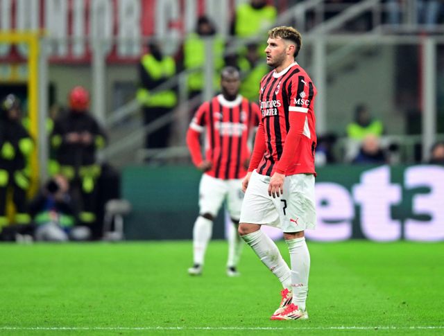 황인범의 페예노르트가 AC밀란을 꺾고 구단 역사상 50년 만에 챔피언스리그 16강 무대를 밟는다. 사진은 19일(한국시각) 이탈리아 밀라노에 위치한 스타디오 산 시로에서 열린 2024-25 유럽축구연맹(UEFA) 챔피언스리그(UCL) 플레이오프 2차전 페예노르트와 밀란의 경기에 출전한 산티아고 히메네스의 모습. /사진=로이터