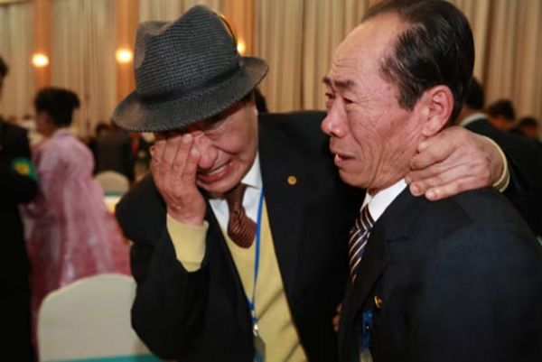 2014년 2월20일 금강산호텔에서 19차 남북 이산가족 상봉행사가 진행됐다. 사진은 2014년 2월 이뤄진 남북 이산가족 대면 상봉의 모습. /사진=통일부 홈페이지 캡처