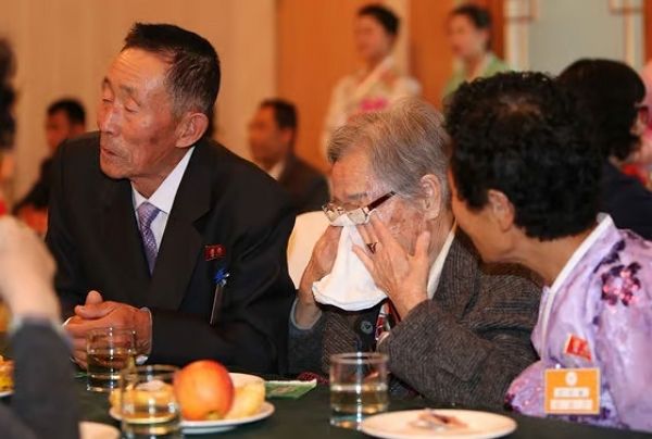 사진은 2015년 강원도 고성군 금강산 호텔에서 열린 남북이산가족 작별상봉에서 만난 이산가족의 모습/사진=뉴스1