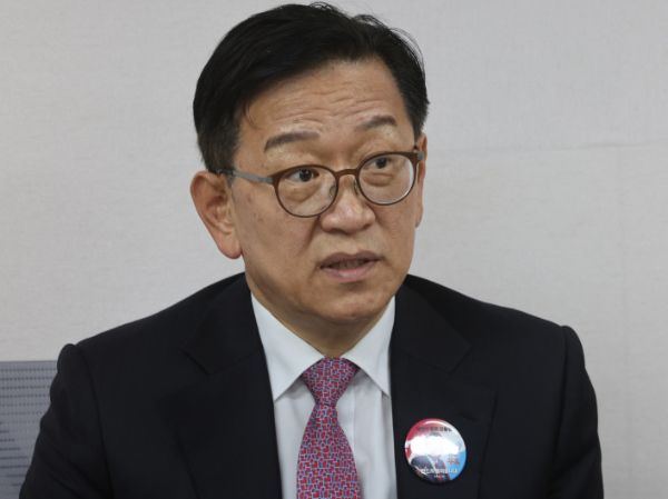 윤석열 대통령 측이 "조기 하야는 전혀 고려하지 않는다"고 강조했다. 사진은 윤석열 대통령 측 변호인인 석동현 변호사가 19일 서울 서초구 한 사무실에서 헌법재판소의 위헌·위법한 탄핵 심판 심리를 비판하는 기자회견을 하고 있는 모습. /사진=뉴시스