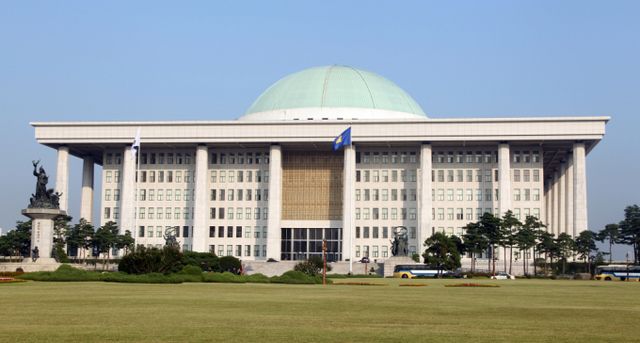 40대 공무원이 국회 소통관 푸드코트 관리 위탁 계약서 위조 혐의로 1심에서 징역형 집행유예를 선고받았다. 사진은 국회의사당 전경. /사진=머니투데이