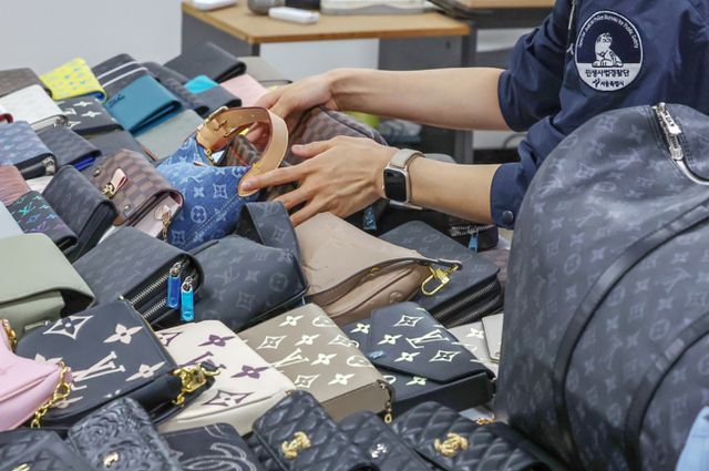 서울시 민생사법경찰국이 외국인을 대상으로 명동 일대에서 위조 상품을 판매해 온 일당을 입건, 위조 상품을 압수조치했다. 사진은 지난해 7월 서울시 민생사법경찰국에 압수된 브랜드 위조 상품. /사진=뉴스1