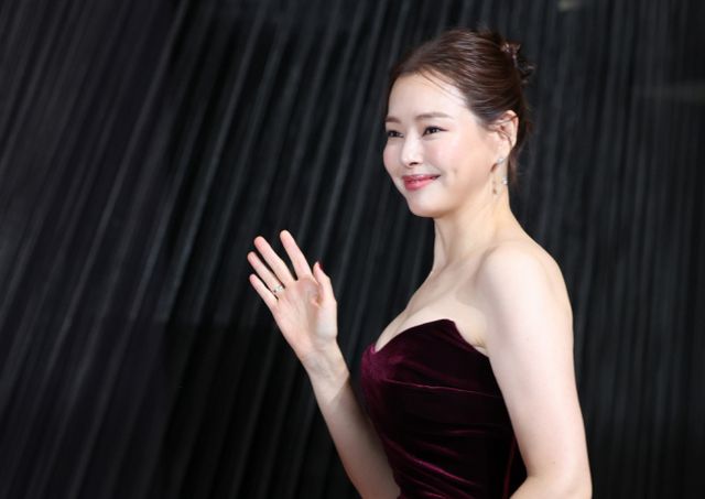 세금 60억원 탈루설에 이어 부동산 매입 자금 출처 의혹이 제기된 배우 이하늬가 공식 석상에 불참한다.사진은 지난해 12월 서울 마포구 상암동 SBS 프리즘타워에서 열린 '2024 SBS 연기대상' 레드카펫 행사에 참석한 배우 이하늬. /사진=뉴스1