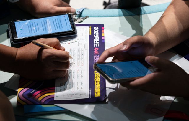 2025학년도 대학 입시에서 교육대학(교대) 합격생의 13% 이상이 등록 하지 않겠다고 해 논란이 일고 있다. 사진은 지난해 9월20일 서울 강남구 코엑스에서 열린 2025학년도 수시 전문대학 입학정보박람회를 찾은 수험생과 학부모가 입시 상담을 받을 학교를 고르는 모습. /사진=뉴스1