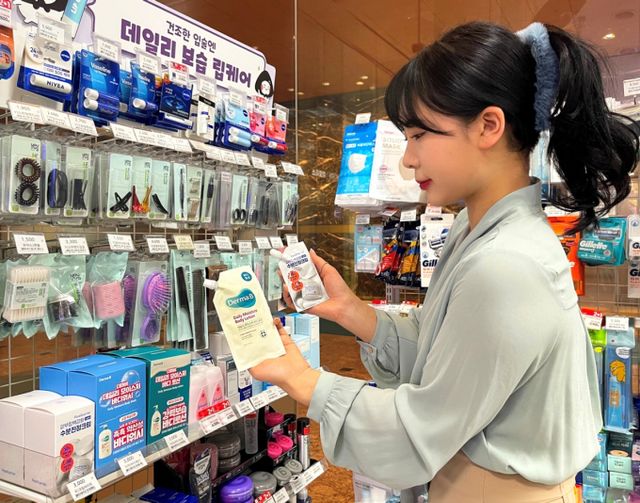 GS리테일이 운영하는 편의점 GS25는 기초화장품 및 바디용품 3종을 새롭게 선보인다. ▲더마비(Derma:B) 모이스처 바디워시 30ml ▲더마비 모이스처 바디로션 30ml ▲리얼베리어 크림 라이트 10ml 등이다. 가격은 각 3000원이다. /사진=GS25