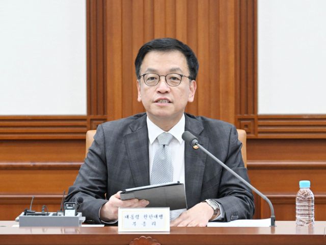 정부가 건설 경기 활성화를 위해 지방의 준공 후 미분양 아파트를 한국토지주택공사(LH)가 직접 사들인다. 사진은 지난 18일 '제6차 수출전략회의'를 주재 모습. /사진=뉴스1