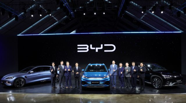중국 완성차 업체 비야디(BYD)가 개인정보 유출 논란이 제기된 인공지능(AI) 기업 딥시크와 협업을 발표하자 개인정보 유출에 대한 국내 소비자들의 우려가 재부각되고 있다. 지난달 인천시 중구 상상플랫폼에서 열린 BYD 승용 브랜드 런칭 미디어 쇼케이스에서 조인철 BYD 코리아 승용부문 대표 등이 기념촬영을 하고 있다. 