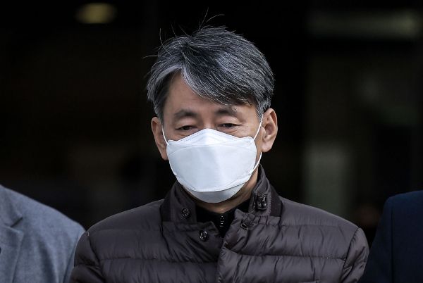 건강상 이유로 두 차례 탄핵심판 변론에 불출석한 조지호 경찰청장이 자진 출석 의사를 밝혔다. 사진은 조지호 경찰청장이 12·3 비상계엄 사태에 동조한 혐의 관련 영장실질심사를 마친 뒤 법원을 나서는 모습. /사진=뉴시스