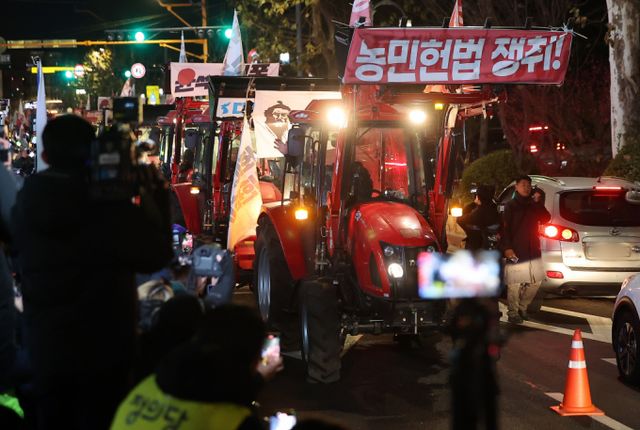 지난해 트랙터 시위를 벌인 전농 간부 2명이 피의자 신분으로 경찰에 출석했다. 사진은 지난해 12월 22일 서울 서초구 남태령 대규모 집회에 참가한 전국농민회총연맹 트랙터 모습. /사진=뉴스1