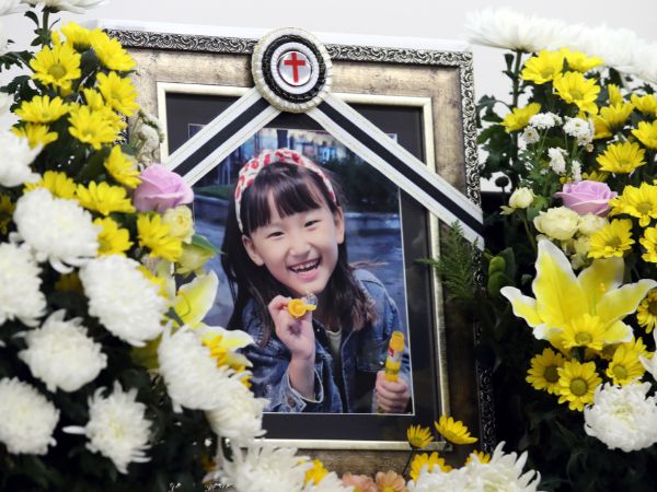 경찰이 고 김하늘양 피살 사건의 여교사가 계획적 범행을 저질렀을 가능성에 무게를 두고 있다. 사진은 지난 11일 대전 서구 건양대병원 장례식장에 교사가 휘두른 흉기에 피살된 김하늘양의 영정사진이 놓여 있는 모습. /사진=뉴스1