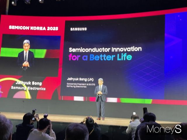 송재혁 삼성전자 디바이스솔루션(DS)부문 최고기술책임자(CTO) 사장이 19일 서울 강남구 코엑스에서 개막한 '세미콘 코리아 2025'에서 기조연설을 하고 있다. / 사진=이한듬 기자