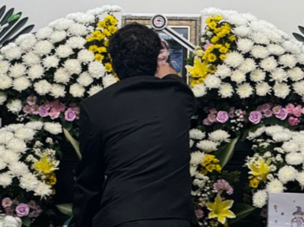 김하늘양 살해 교사가 심신미약을 주장할 경우 인정될 수 있을지 관심이 모인다. 사진은 지난 12일 대전 서구 한 초등학교에서 40대 교사에게 살해된 김하늘양의 아버지가 건양대병원 장례식장에 마련된 빈소에서 하늘양의 영정사진을 어루만지고 있는 모습. /사진=뉴스1