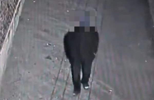 노래방에서 성매매를 한다며 상습적으로 허위 신고한 50대 남성이 경찰에 붙잡혔다. 경찰이 주변 CCTV로 용의자를 특정한 남성의 모습. /사진=유튜브 '대한민국 경찰청' 캡처