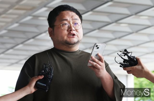 유튜버 구제역의 1심 선고날이 밝았다. 사진은 지난해 7월 서울 서초구 서초동 서울중앙지방검찰청에 출석한 유명 먹방 유튜버 쯔양(본명 박정원)을 협박했다는 의혹으로 고발된 유튜버 구제역(본명 이준희). /사진=임한별 기자