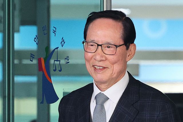 송영무 전 국방부 장관이 19일 오후 서울 마포구 서울서부지방법원에서 열린 직권남용권리행사방해 혐의 1심 선고 공판에서 무죄를 선고 받은 후 법정을 나서고 있다. /사진=뉴스1