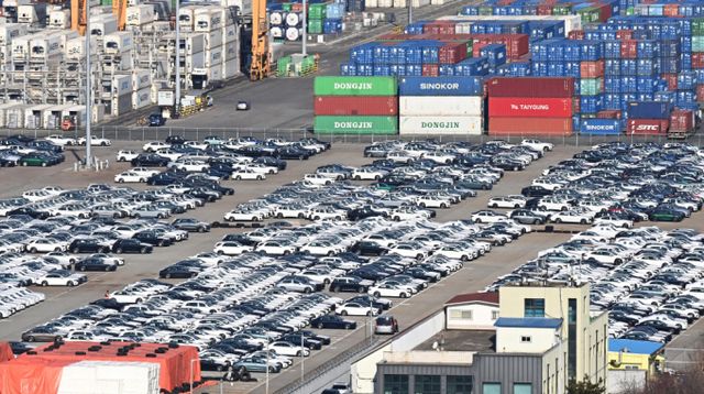 기업들의 다음달 경기 전망이 3년 연속 부정적으로 조사됐다. 경기도 평택시 포승읍 평택항 야적장에 수출용 자동차들이 세워져 있다. / 사진=뉴시스 김종택 기자 /사진=김종택