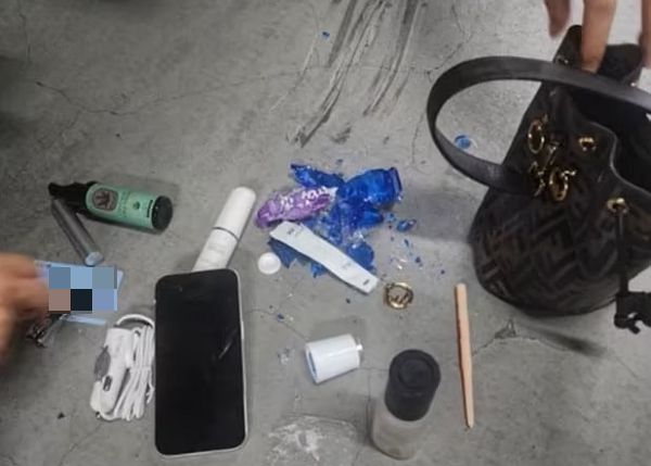 주차 자리를 찾다가 바닥에 놓인 명품 가방을 밟은 차주가 "내가 배상해 줘야 하냐"며 억울함을 토로했다. 사진은 아주머니가 바닥에 놓은 피해 물품. /사진=유튜브 '한문철 TV' 캡처