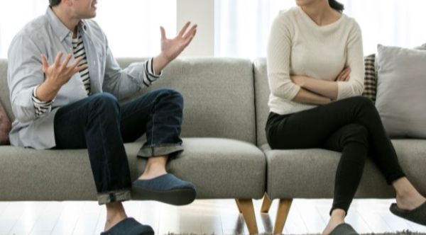 아빠가 모두 다른 자녀 셋을 둔 여성과 재혼을 선언한 친오빠 때문에 골머리를 앓는다는 사연이 전해졌다. 사진은 기사와 직접적인 관련이 없는 다투는 부부 모습. /사진=이미지투데이