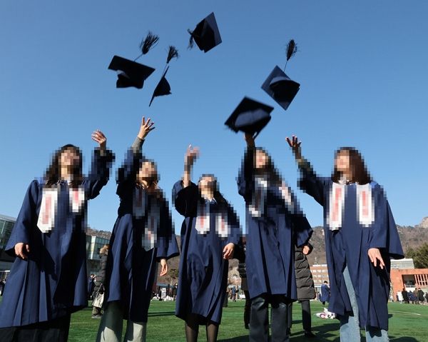 딥페이크 피해가 속출한 후 졸업앨범에도 '사진 포비아'가 적용되고 있다. 사진은 기사와 관련 없는 지난 19일 서울 성북구 국민대학교에서 열린 제76회 2024학년도 학위수여식에 참석하는 졸업생들이 학사모를 던지며 기념촬영을 하고 있는 모습. /사진=뉴스1