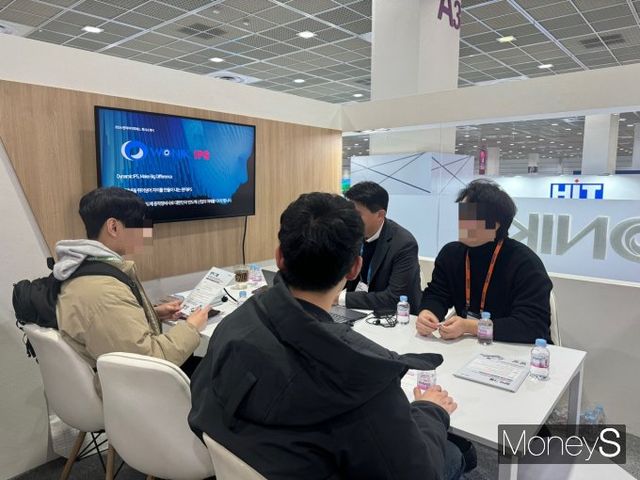 원익그룹이 취업 준비생을 대상으로 채용 상담회를 진행하는 모습. /사진=정연 기자