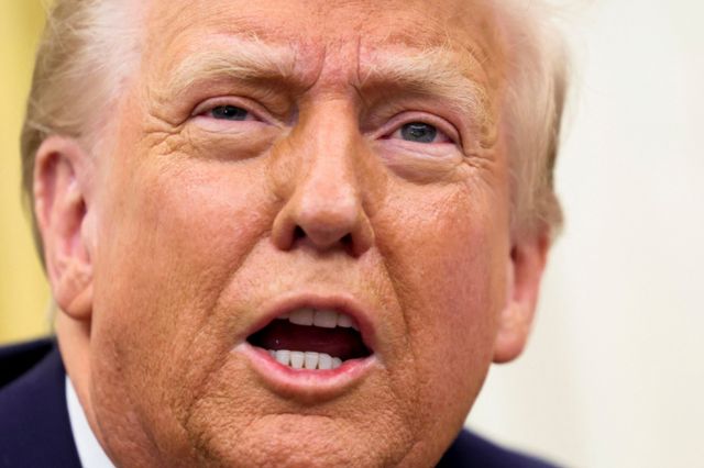 도널드 트럼프 미국 대통령이 자동차 관세를 25% 수준까지 상향하겠다고 밝힌 가운데 관세를 미국 내 투자 촉진을 위한 협상 도구로 활용하겠다는 의도로 해석된다. 도널드 트럼프 미국 대통령이 지난달 23일 워싱턴 백악관에서 열린 행정명령 서명식서 “금리 많이 내려야 한다. 조만간 제롬 파월 연준 의장을 만나겠다”고 말하고 있다. /사진=로이터 