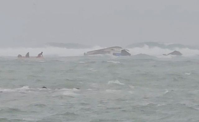 제주 토끼섬 인근 해상에서 발생한 어선 좌초 사고 실종자를 찾기 위한 야간수색이 진행됐지만 성과를 얻지 못했다. 사진은 지난 1일 오전 9시25분쯤 제주 구좌읍 하도리 토끼섬 인근 해상에서 애월선적 33만선호(29톤·승선원 8명)와 삼광호(32톤·승선원 7명)가 좌초돼 구조작업이 진행중인 모습. /사진=뉴스1(제주해양경찰청 제공) 