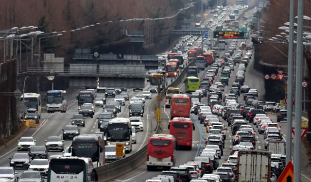 일요일인 2일은 귀경 방향 일부 고속도로에서 흐름이 답답하겠다. 사진은 설 명절 연휴 마지막날인 30일 오후 서울 서초구 잠원IC 인근 경부고속도로 양방향에서 차량이 서행하는 모습. /사진=뉴시스