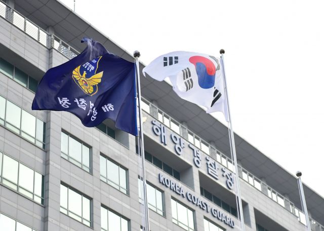 지난 2일 오후 6시40분쯤 경남 통영시 연화도 남동쪽 방향 3.7㎞(2해리) 해상을 항해하던 7.9톤급 연안 복합어선 내부에서 원인을 알 수 없는 불이 났다./사진=뉴스1