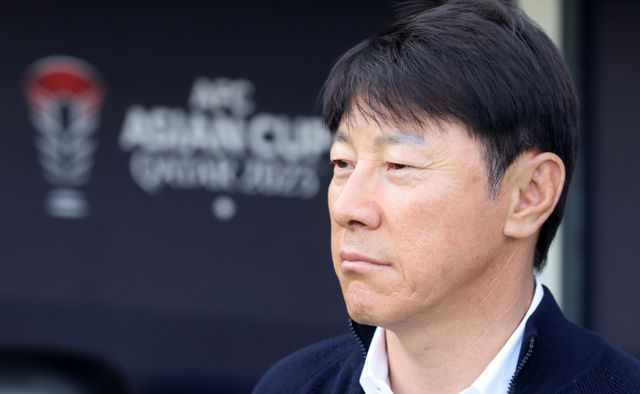 신태용 전 인도네시아 축구대표팀 감독이 인도네시아 현지 매체들을 향해 경고의 메시지를 전했다.사진은 지난해 1월 카타르 도하 자심 빈 하마드 스타디움에서 열린 2023 아시아축구연맹(AFC) 카타르 아시안컵 16강전 인도네시아와 호주의 경기에서 그라운드를 바라보고 있는 신태용 전 감독. /사진=뉴스1
