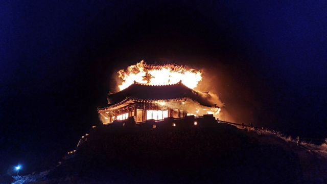 전북 무주군 덕유산 설천봉 관광휴게시설인 '상제루 쉼터'에서 화재가 발생했다. /사진=뉴스1(전북자치도소방본부 제공)