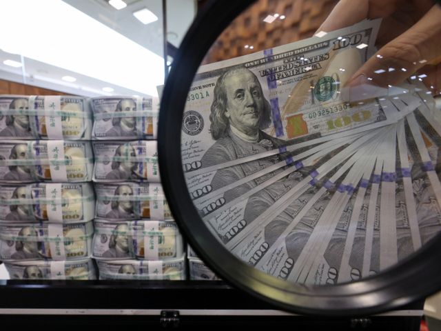 지난해 우리나라의 1인당 국내총생산(GDP)이 3만6000달러대에 진입한 것으로 추산된다. 사진은 서울 중구 하나은행 위변조대응센터에서 은행 관계자가 달러화를 정리하는 모습. /사진=뉴스1