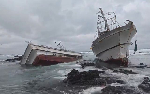 제주 해상에서 발생한 어선 2척 좌초사고는 고장난 어선을 구하려다 다른 한 척도 함께 사고가 난 것으로 파악됐다. 사진은 지난 1일 오전 제주시 구좌읍 하도리 토끼섬 인근 해상에서 좌초된 두 선박이 반파된 모습. /사진=뉴스1
