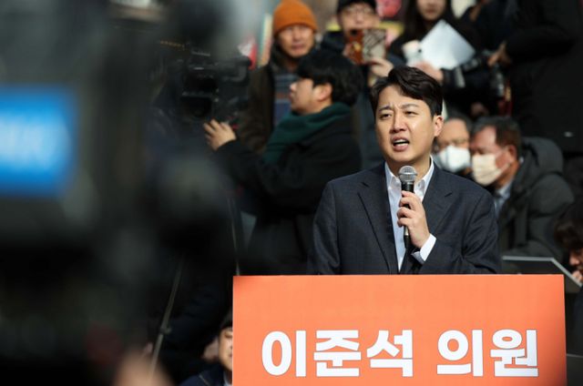 이준석 개혁신당 의원이 사실상 차기 대선 출마를 선언했다. 사진은 이 의원이 2일 서울 마포구 홍대 레드로드 버스킹거리에서 정치현안관련 기자회견을 하는 모습. /사진=뉴시스