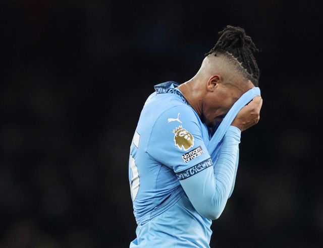 아스널FC가 맨체스터 시티를 5-1로 제압하고 우승 경쟁을 향한 가능성을 높혔다. 사진은 3일(한국시각) 영국 에미레이츠 스타디움에서 열린 잉글랜드 프리미어리그(EPL) 24라운드 경기에 출전한 수비수 마누엘 아칸지가 절망하는 모습. /사진=로이터