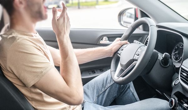 서울 강남 한복판에서 마약에 취해 교통사고를 내고 도주한 남성이 경찰에 붙잡혔다. 사진은 기사와 관련 없는 운전 중인 남성. /사진=이미지투데이