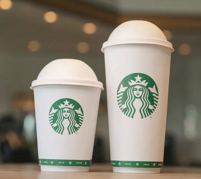 미국 스타벅스가 친환경 정책 일환으로 도입한 퇴비컵에 대한 소비자들의 불만이 온라인 커뮤니티에 올라오고 있다. 사진은 스타벅스가 도입한 퇴비컵의 모습. /사진=엑스(X·옛 트위터) 캡처