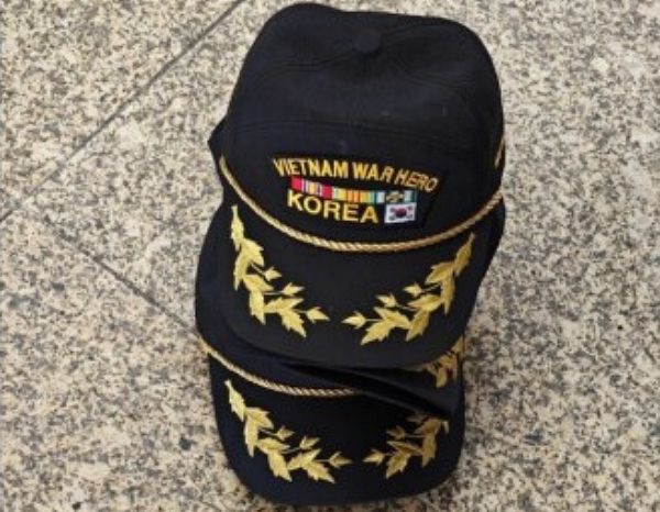 한국인이 월남전 참전용사 모자를 쓰고 베트남에 입국하려다 거부를 당한 사연이 알려졌다. 사진은 여행사 측이 공지사항을 올리며 함께 공유한 월남전 참전용사 모자. /사진=온라인 커뮤니티 캡처