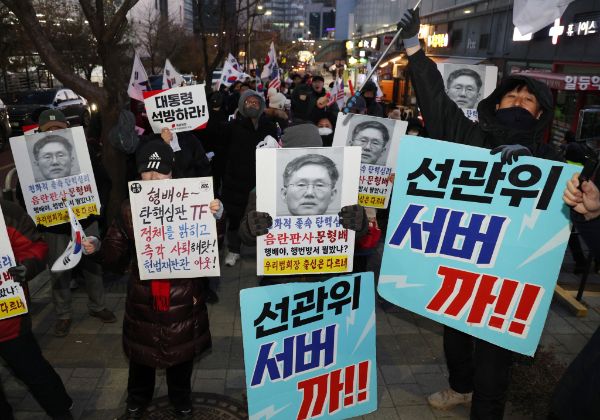 일부 윤석열 대통령 지지자들이 문형배 헌법재판소장 권한대행 자택 앞에서 집회를 벌여 주민들이 피해를 호소했다. 사진은 윤석열 대통령 지지자들이 문형배 헌법재판소장 권한대행의 자택 앞에서 집회를 하는 모습. /사진=뉴시스