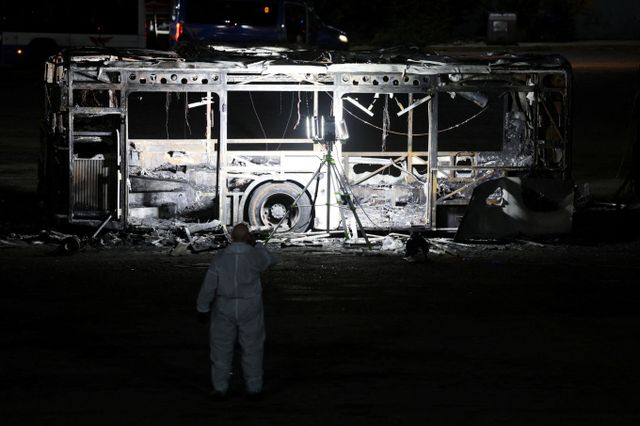 이스라엘 텔아비브에서 연쇄 버스 폭발 사고가 일어났다. 사진은 지난 20일(현지시각) 폭발한 버스 잔해의 모습. /사진=로이터