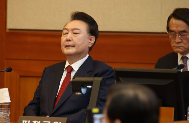 '내란 우두머리' 혐의로 구속기소된 윤석열 대통령의 20일 첫 공판준비기일과 구속취소 심문이 종료되자 헌법재판소로 향했다. 사진은 윤 대통령이 지난 13일 서울 종로구 헌법재판소에서 열린 탄핵심판 8차 변론에 출석한 모습. /사진=뉴스1