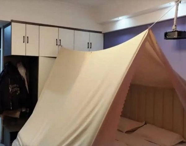 중국의 한 여성이 몰래카메라를 피하려고 호텔 침대에 텐트를 만들었다. 사진은 여성이 몰래 사진 찍히는 걸 막기 위해 침대에 만든 텐트의 모습. /사진=중국 현지 매체 캡처