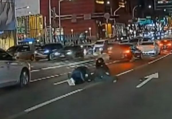 서울 강남구 논현동에서 한 운전자가 행인 3명을 치고 달아났다는 제보가 전해졌다. 사진은 뺑소니 당해 쓰러진 행인들의 모습. /사진=JTBC '사건반장'