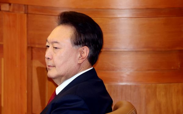 윤석열 대통령이 10차 변론기일에 출석한 후 돌연 퇴정한 가운데 "한 총리 증언을 보는 것이 국가 위상에 좋지 않다"고 이유를 밝혔다. 사진은 윤석열 대통령이 탄핵심판 10차 변론에 출석한 모습. /사진=뉴스1(공동취재단)