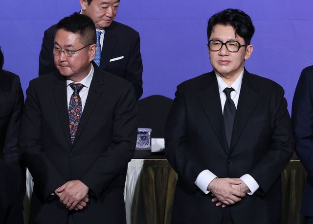 하이브 방시혁 의장이 다이어트에 성공한 모습을 보여 화제다. 사진은 방 의장(오른쪽)과 이석우 두나무 대표가 20일 서울 여의도 FKI타워에서 열린 한경협 제64회 정기총회·새 CI 공개 행사에 참석한 모습. /사진=뉴스1