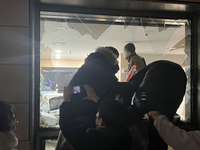서울서부지법 폭동사태 당시 법원에 난입한 사람들이 방화를 시도한 정황이 드러났다. 사진은 지난1월19일 새벽 윤석열 대통령에 대한 구속영장이 발부되자 서울 서부지법에 지지자들이 진입해 난동을 부리는 모습. /사진=뉴스1