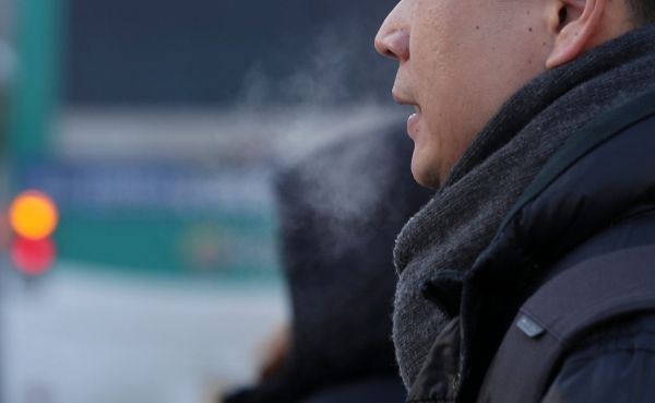 21일 전국 대체로 맑겠으나 충남 서해안과 전라권, 제주도에 가끔 구름이 많겠다. 사진은 이어진 한파에 입김이 나오는 모습. /사진=머니투데이