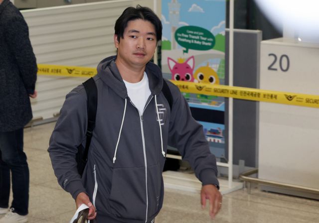 메이저리그 스프링캠프에 합류한 고우석이 부상을 당했다. 사진은 지난해 3월15일 인천국제공항을 통해 입국 중인 고우석의 모습. /사진=뉴스1