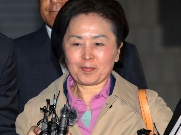 검찰이 총선 전 김건희 여사와 김영선 전 국민의힘 의원이 최소 11차례 연락한 사실을 파악했다. 사진은 윤석열 대통령 부부 공천 개입 의혹의 핵심 인물인 김영선 전 국민의힘 의원이 지난해 11월14일 오후 공천을 대가로 정치자금을 주고받은 혐의(정치자금법 위반)로 경남 창원시 성산구 창원지방법원에서 열린 구속 전 피의자 심문(영장실질심사)을 마친 후 대기 장소인 창원교도소로 가기 위해 호송차로 이동하고 있는 모습. /사진=뉴스1